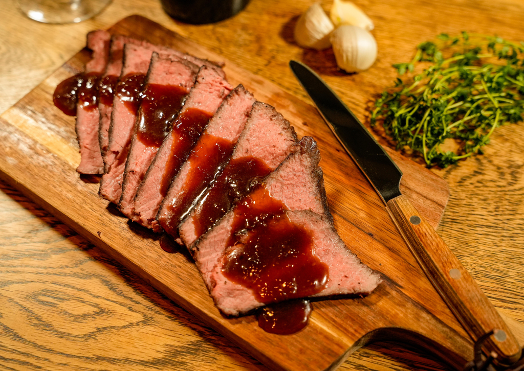 【低温調理・味付け済み】焼肉屋がこだわり抜いたしっとり柔らかローストビーフ（特製ソース付き／2〜3人前）