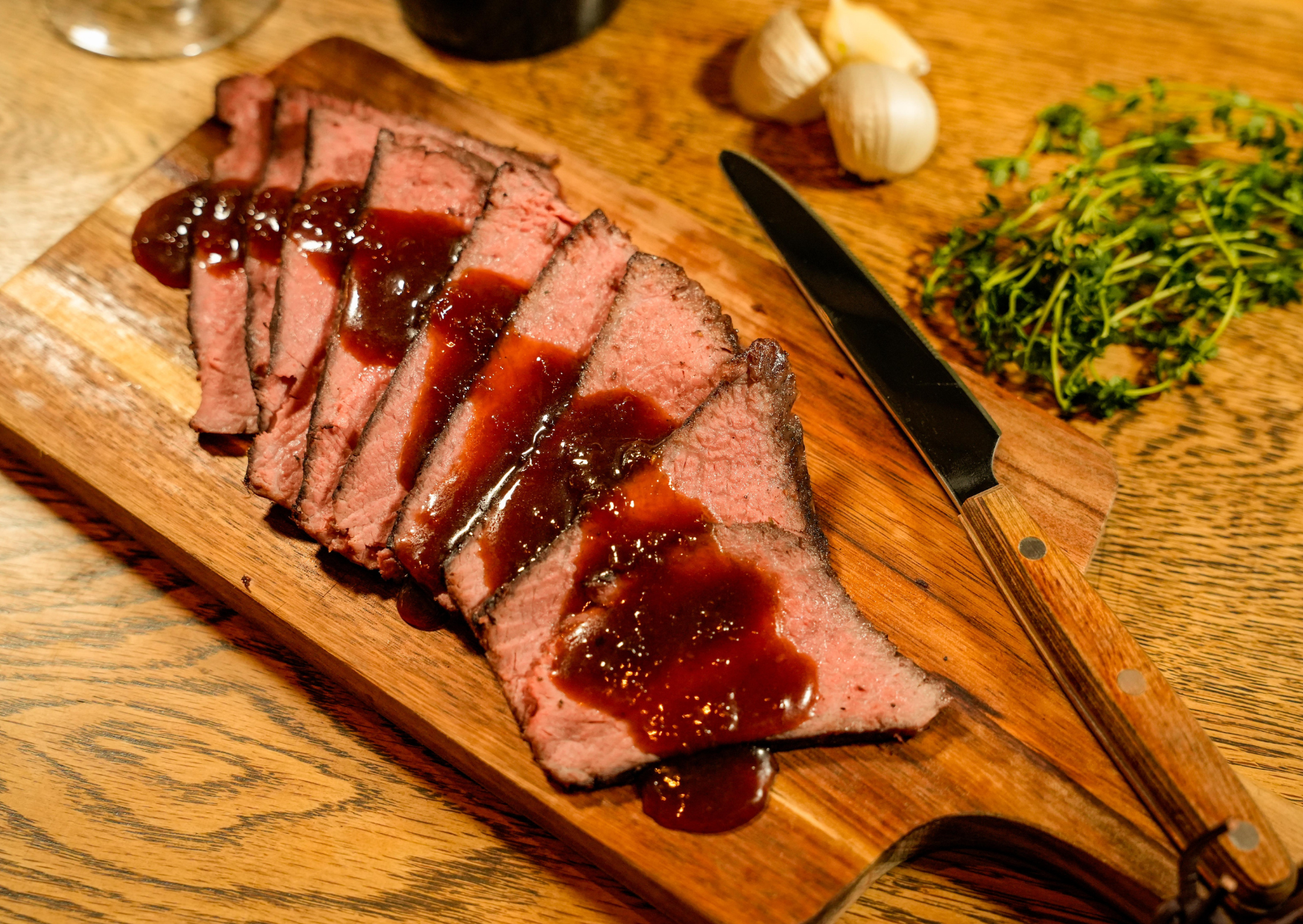 【低温調理・味付け済み】焼肉屋がこだわり抜いたしっとり柔らかローストビーフ（特製ソース付き／2〜3人前）